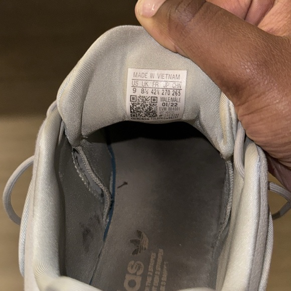 Adidas Ozelia Size 9 - Picture 3 of 4